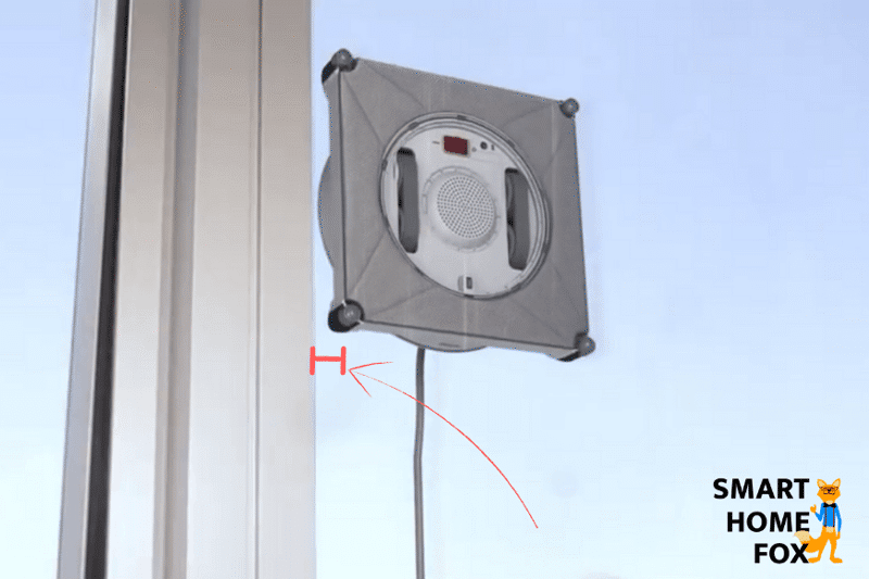 Видно, как робот для мойки окон убирает вдоль оконной рамы.